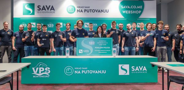 Sava osiguranje uručilo poklon kartice za putno zdravstveno osiguranje vaterpolo reprezentaciji Crne Gore